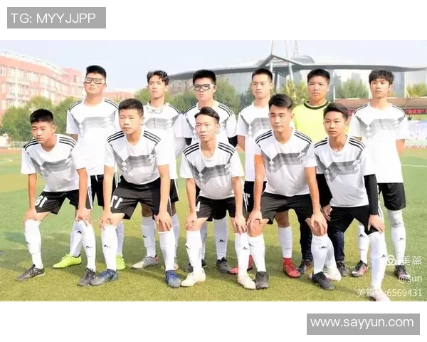 足球明星穿破鞋的真实瞬间展现运动员不屈精神与拼搏毅力